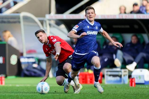 Enzo Leopold (Hannover 96) und Marvin Wanitzek (Karlsruher SC) kaempfen um den Ball, 2. Bundesliga, Hannover 96 vs Karlsruher SC, Heinz von Heiden Arena am 02. November 2024 in Hannover, Deutschland. (Foto von Marco Steinbrenner DeFodi Images) Enzo Leopold (Hannover 96) und Marvin Wanitzek (Karlsruher SC) battle for the ball, 2. Bundesliga, Hannover 96 vs Karlsruher SC, Heinz von Heiden Arena, November 2, 2024 in Hanover, Germany. (Photo by Marco Steinbrenner DeFodi Images) DFB DFL REGULATIONS PROHIBIT ANY USE OF PHOTOGRAPHS AS IMAGE SEQUENCES AND OR QUASI-VIDEO. not used in POL SRB CRO FRA GBR NED ITA USA Defodi-700_hannover_ksc_20241102_017