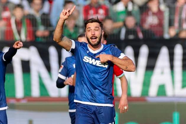 Fabian Schleusener (Karlsruher SC) gestikuliert, 2. Bundesliga, Hannover 96 vs Karlsruher SC, Heinz von Heiden Arena am 02. November 2024 in Hannover, Deutschland. (Foto von Marco Steinbrenner DeFodi Images) Fabian Schleusener (Karlsruher SC) gestures, 2. Bundesliga, Hannover 96 vs Karlsruher SC, Heinz von Heiden Arena, November 2, 2024 in Hanover, Germany. (Photo by Marco Steinbrenner DeFodi Images) DFB DFL REGULATIONS PROHIBIT ANY USE OF PHOTOGRAPHS AS IMAGE SEQUENCES AND OR QUASI-VIDEO. not used in POL SRB CRO FRA GBR NED ITA USA Defodi-700_hannover_ksc_20241102_018