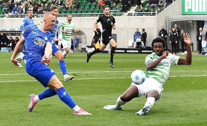 02.11.2024, xhbx, Fussball 2.Bundesliga, Spvgg Greuther Fuerth - SV Darmstadt 98 emspor, v.l. Isac Lidberg (SV Darmstadt 98), Gideon Jung (Spvgg. Greuther Fuerth) (DFL DFB REGULATIONS PROHIBIT ANY USE OF PHOTOGRAPHS as IMAGE SEQUENCES and or QUASI-VIDEO) Fuerth