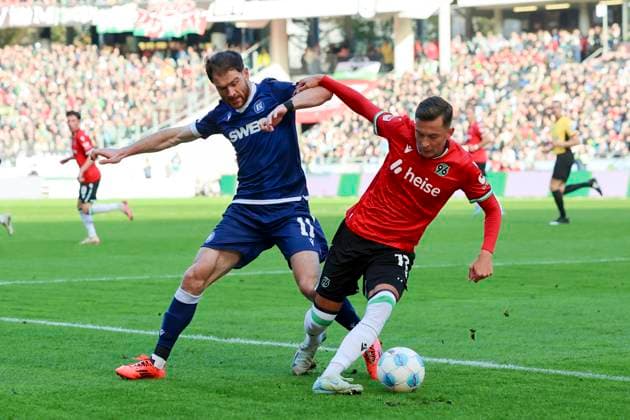 Budu Zivzivadze (Karlsruher SC) und Bartlomiej Wdowik (Hannover 96) kaempfen um den Ball, 2. Bundesliga, Hannover 96 vs Karlsruher SC, Heinz von Heiden Arena am 02. November 2024 in Hannover, Deutschland. (Foto von Marco Steinbrenner DeFodi Images) Budu Zivzivadze (Karlsruher SC) und Bartlomiej Wdowik (Hannover 96) battle for the ball, 2. Bundesliga, Hannover 96 vs Karlsruher SC, Heinz von Heiden Arena, November 2, 2024 in Hanover, Germany. (Photo by Marco Steinbrenner DeFodi Images) DFB DFL REGULATIONS PROHIBIT ANY USE OF PHOTOGRAPHS AS IMAGE SEQUENCES AND OR QUASI-VIDEO. not used in POL SRB CRO FRA GBR NED ITA USA Defodi-700_hannover_ksc_20241102_019