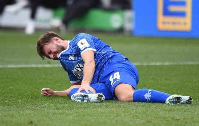 02.11.2024, xhbx, Fussball 2.Bundesliga, Spvgg Greuther Fuerth - SV Darmstadt 98 emspor, v.l. Killian Corredor (SV Darmstadt 98 U19) verletzt, Verletzung, (DFL DFB REGULATIONS PROHIBIT ANY USE OF PHOTOGRAPHS as IMAGE SEQUENCES and or QUASI-VIDEO) Fuerth