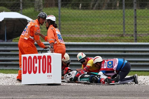 Bilder des Jahres 2024, Sport 11 November Sport Themen der Woche KW44 Sport Bilder des Tages SEPANG, SGR - NOVEMBER 02: Khairul Idham Pawi Khairul Idham Pawi of PETRONAS MIE Racing RW is taken into an ambulance on a stretcher by track medical marshals after a crash during Moto2 class qualifying session held on November 02,2024 at Petronas Sepang International Circuit in Sepang, Malaysia.(Photo by Hazrin Yeob Men Shah Icon Sportswire) AUTO: NOV 02 MotoGP - Grand Prix of Malaysia EDITORIAL USE ONLY Icon37824110210200