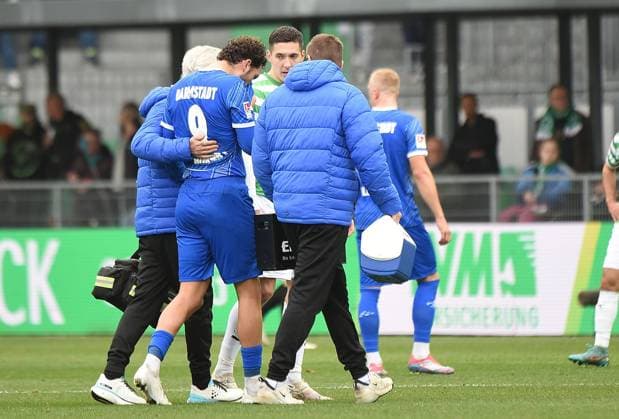 02.11.2024, xhbx, Fussball 2.Bundesliga, Spvgg Greuther Fuerth - SV Darmstadt 98 emspor, v.l. Fraser Hornby (SV Darmstadt 98) verletzt, Verletzung, (DFL DFB REGULATIONS PROHIBIT ANY USE OF PHOTOGRAPHS as IMAGE SEQUENCES and or QUASI-VIDEO) Fuerth