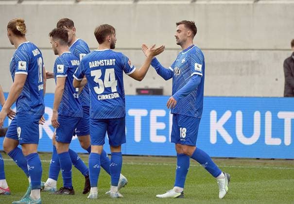 02.11.2024, xhbx, Fussball 2.Bundesliga, Spvgg Greuther Fuerth - SV Darmstadt 98 emspor, v.l. Torjubel, Goal celebration, celebrate the goal 0:1 durch Philipp Förster (SV Darmstadt 98) (DFL DFB REGULATIONS PROHIBIT ANY USE OF PHOTOGRAPHS as IMAGE SEQUENCES and or QUASI-VIDEO) Fuerth