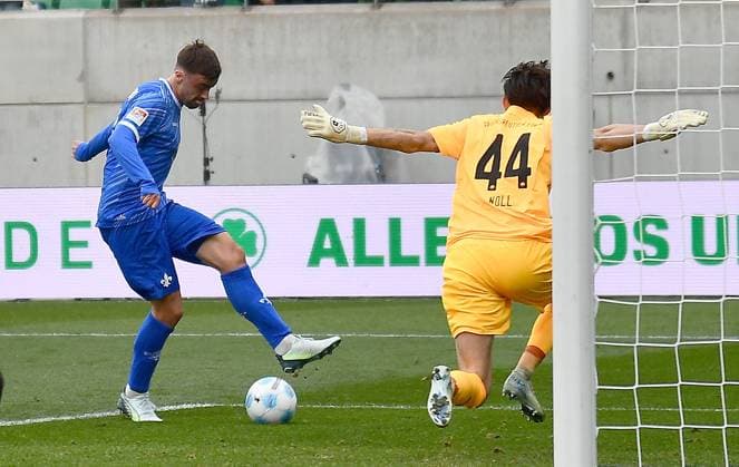 02.11.2024, xhbx, Fussball 2.Bundesliga, Spvgg Greuther Fuerth - SV Darmstadt 98 emspor, v.l. Goal scored, Tor zum 0:1 Philipp Förster (SV Darmstadt 98), Nahuel Noll (Spvgg. Greuther Fuerth) (DFL DFB REGULATIONS PROHIBIT ANY USE OF PHOTOGRAPHS as IMAGE SEQUENCES and or QUASI-VIDEO) Fuerth