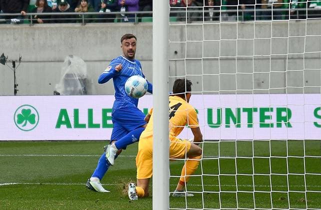 02.11.2024, xhbx, Fussball 2.Bundesliga, Spvgg Greuther Fuerth - SV Darmstadt 98 emspor, v.l. Goal scored, Tor zum 0:1 Philipp Förster (SV Darmstadt 98), Nahuel Noll (Spvgg. Greuther Fuerth) (DFL DFB REGULATIONS PROHIBIT ANY USE OF PHOTOGRAPHS as IMAGE SEQUENCES and or QUASI-VIDEO) Fuerth
