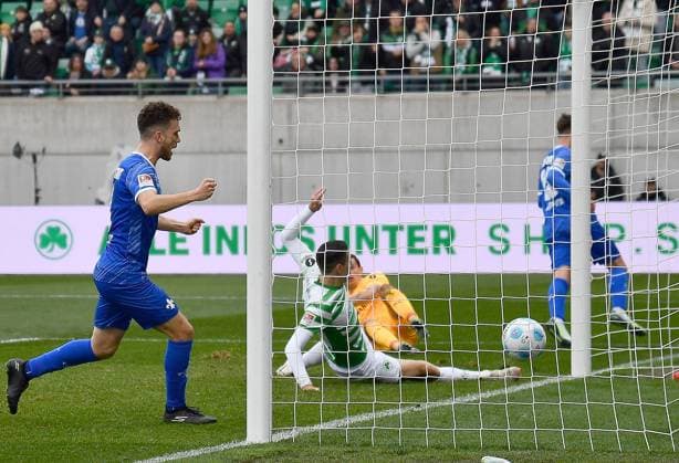 02.11.2024, xhbx, Fussball 2.Bundesliga, Spvgg Greuther Fuerth - SV Darmstadt 98 emspor, v.l. Goal scored, Tor zum 0:1 durch Philipp Förster (SV Darmstadt 98) (DFL DFB REGULATIONS PROHIBIT ANY USE OF PHOTOGRAPHS as IMAGE SEQUENCES and or QUASI-VIDEO) Fuerth