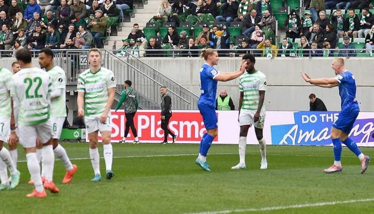 02.11.2024, xhbx, Fussball 2.Bundesliga, Spvgg Greuther Fuerth - SV Darmstadt 98 emspor, v.l. Torjubel, Goal celebration, celebrate the goal 0:2 durch Fynn Lakenmacher (SV Darmstadt 98) (DFL DFB REGULATIONS PROHIBIT ANY USE OF PHOTOGRAPHS as IMAGE SEQUENCES and or QUASI-VIDEO) Fuerth