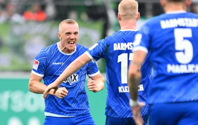 Sport Bilder des Tages 02.11.2024 - Fussball - Saison 2024 2025 - 2. Fussball - Bundesliga - 11. Spieltag: SpVgg Greuther Fürth ( Kleeblatt ) - SV Darmstadt 98 SVD ( Lilien ) - Sportfoto Zink - xwoxzix - DFL regulations prohibit any use of photographs as image sequences and or quasi-video - only for editorial use - Torjubel Jubel Freude nach Treffer Tor Torschuß zum 0:3 durch Isac Lidberg (7, SV Darmstadt 98 D98 SV98 ) -
