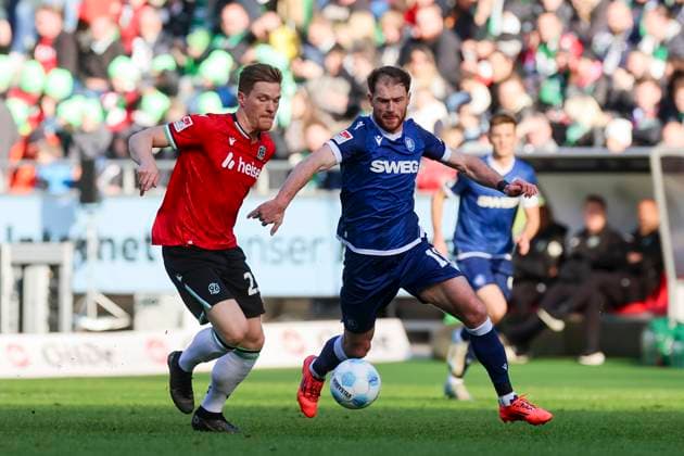 Marcel Halstenberg (Hannover 96) und Budu Zivzivadze (Karlsruher SC) kaempfen um den Ball, 2. Bundesliga, Hannover 96 vs Karlsruher SC, Heinz von Heiden Arena am 02. November 2024 in Hannover, Deutschland. (Foto von Marco Steinbrenner DeFodi Images) Marcel Halstenberg (Hannover 96) und Budu Zivzivadze (Karlsruher SC) battle for the ball, 2. Bundesliga, Hannover 96 vs Karlsruher SC, Heinz von Heiden Arena, November 2, 2024 in Hanover, Germany. (Photo by Marco Steinbrenner DeFodi Images) DFB DFL REGULATIONS PROHIBIT ANY USE OF PHOTOGRAPHS AS IMAGE SEQUENCES AND OR QUASI-VIDEO. not used in POL SRB CRO FRA GBR NED ITA USA Defodi-700_hannover_ksc_20241102_027