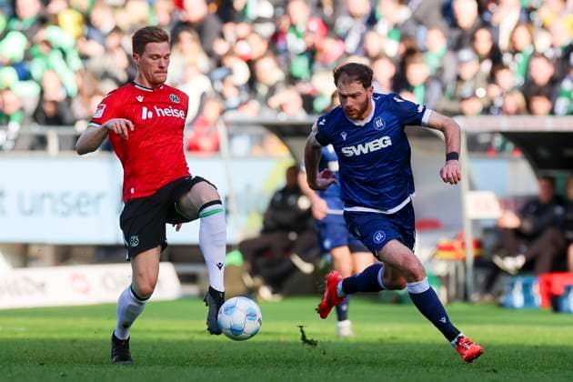 Marcel Halstenberg (Hannover 96) und Budu Zivzivadze (Karlsruher SC) kaempfen um den Ball, 2. Bundesliga, Hannover 96 vs Karlsruher SC, Heinz von Heiden Arena am 02. November 2024 in Hannover, Deutschland. (Foto von Marco Steinbrenner DeFodi Images) Marcel Halstenberg (Hannover 96) und Budu Zivzivadze (Karlsruher SC) battle for the ball, 2. Bundesliga, Hannover 96 vs Karlsruher SC, Heinz von Heiden Arena, November 2, 2024 in Hanover, Germany. (Photo by Marco Steinbrenner DeFodi Images) DFB DFL REGULATIONS PROHIBIT ANY USE OF PHOTOGRAPHS AS IMAGE SEQUENCES AND OR QUASI-VIDEO. not used in POL SRB CRO FRA GBR NED ITA USA Defodi-700_hannover_ksc_20241102_028