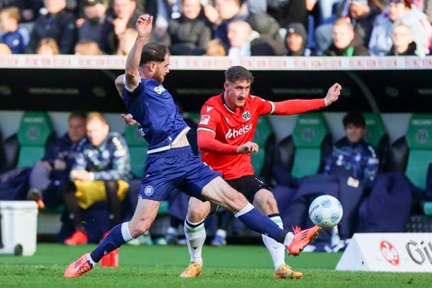 Budu Zivzivadze (Karlsruher SC) und Phil Neumann (Hannover 96) kaempfen um den Ball, 2. Bundesliga, Hannover 96 vs Karlsruher SC, Heinz von Heiden Arena am 02. November 2024 in Hannover, Deutschland. (Foto von Marco Steinbrenner DeFodi Images) Budu Zivzivadze (Karlsruher SC) und Phil Neumann (Hannover 96) battle for the ball, 2. Bundesliga, Hannover 96 vs Karlsruher SC, Heinz von Heiden Arena, November 2, 2024 in Hanover, Germany. (Photo by Marco Steinbrenner DeFodi Images) DFB DFL REGULATIONS PROHIBIT ANY USE OF PHOTOGRAPHS AS IMAGE SEQUENCES AND OR QUASI-VIDEO. not used in POL SRB CRO FRA GBR NED ITA USA Defodi-700_hannover_ksc_20241102_029