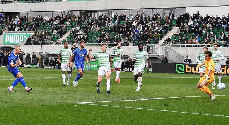 02.11.2024, xhbx, Fussball 2.Bundesliga, Spvgg Greuther Fuerth - SV Darmstadt 98 emspor, v.l. Goal scored, Tor zum 0:3 Isac Lidberg (SV Darmstadt 98) (DFL DFB REGULATIONS PROHIBIT ANY USE OF PHOTOGRAPHS as IMAGE SEQUENCES and or QUASI-VIDEO) Fuerth