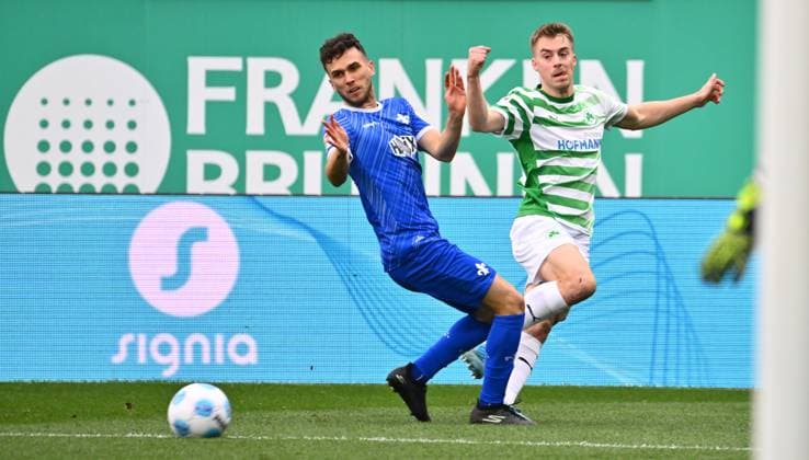 02.11.2024 - Fussball - Saison 2024 2025 - 2. Fussball - Bundesliga - 11. Spieltag: SpVgg Greuther Fürth ( Kleeblatt ) - SV Darmstadt 98 SVD ( Lilien ) - Sportfoto Zink - xwoxzix - DFL regulations prohibit any use of photographs as image sequences and or quasi-video - only for editorial use - Sergio Lopez (2, SV Darmstadt 98 D98 SV98 ) Gian Luca Gian-Luca Itter (27, SpVgg Greuther Fürth )