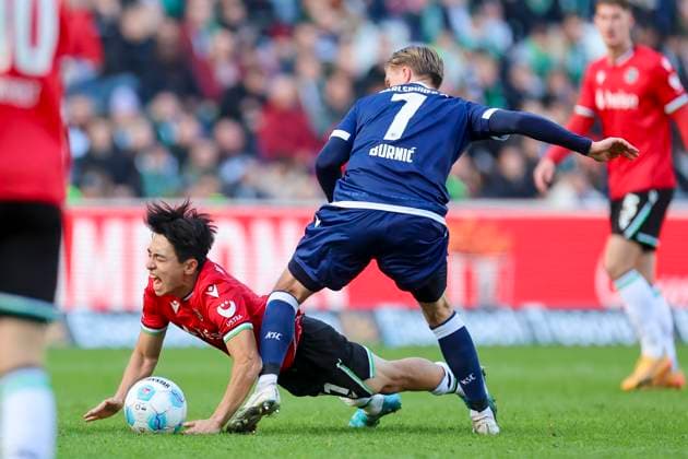 Hyunju Lee (Hannover 96) und Dzenis Burnic (Karlsruher SC) kaempfen um den Ball, 2. Bundesliga, Hannover 96 vs Karlsruher SC, Heinz von Heiden Arena am 02. November 2024 in Hannover, Deutschland. (Foto von Marco Steinbrenner DeFodi Images) Hyunju Lee (Hannover 96) und Dzenis Burnic (Karlsruher SC) battle for the ball, 2. Bundesliga, Hannover 96 vs Karlsruher SC, Heinz von Heiden Arena, November 2, 2024 in Hanover, Germany. (Photo by Marco Steinbrenner DeFodi Images) DFB DFL REGULATIONS PROHIBIT ANY USE OF PHOTOGRAPHS AS IMAGE SEQUENCES AND OR QUASI-VIDEO. not used in POL SRB CRO FRA GBR NED ITA USA Defodi-700_hannover_ksc_20241102_039