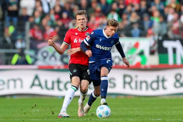 Fabian Kunze (Hannover 96) und Dzenis Burnic (Karlsruher SC) kaempfen um den Ball, 2. Bundesliga, Hannover 96 vs Karlsruher SC, Heinz von Heiden Arena am 02. November 2024 in Hannover, Deutschland. (Foto von Marco Steinbrenner DeFodi Images) Fabian Kunze (Hannover 96) und Dzenis Burnic (Karlsruher SC) battle for the ball, 2. Bundesliga, Hannover 96 vs Karlsruher SC, Heinz von Heiden Arena, November 2, 2024 in Hanover, Germany. (Photo by Marco Steinbrenner DeFodi Images) DFB DFL REGULATIONS PROHIBIT ANY USE OF PHOTOGRAPHS AS IMAGE SEQUENCES AND OR QUASI-VIDEO. not used in POL SRB CRO FRA GBR NED ITA USA Defodi-700_hannover_ksc_20241102_049