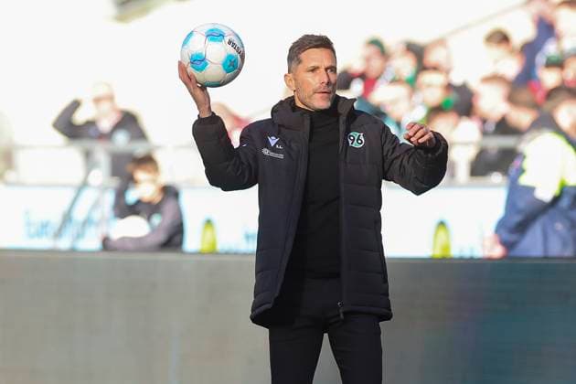 Trainer Stefan Leitl (Hannover 96) kontrolliert den Ball, 2. Bundesliga, Hannover 96 vs Karlsruher SC, Heinz von Heiden Arena am 02. November 2024 in Hannover, Deutschland. (Foto von Marco Steinbrenner DeFodi Images) Trainer Stefan Leitl (Hannover 96) controls the ball, 2. Bundesliga, Hannover 96 vs Karlsruher SC, Heinz von Heiden Arena, November 2, 2024 in Hanover, Germany. (Photo by Marco Steinbrenner DeFodi Images) DFB DFL REGULATIONS PROHIBIT ANY USE OF PHOTOGRAPHS AS IMAGE SEQUENCES AND OR QUASI-VIDEO. not used in POL SRB CRO FRA GBR NED ITA USA Defodi-700_hannover_ksc_20241102_051