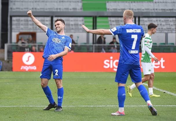 02.11.2024, xhbx, Fussball 2.Bundesliga, Spvgg Greuther Fuerth - SV Darmstadt 98 emspor, v.l. Torjubel, Goal celebration, celebrate the goal 0:5 durch Segio Lopez (SV Darmstadt 98) (DFL DFB REGULATIONS PROHIBIT ANY USE OF PHOTOGRAPHS as IMAGE SEQUENCES and or QUASI-VIDEO) Fuerth