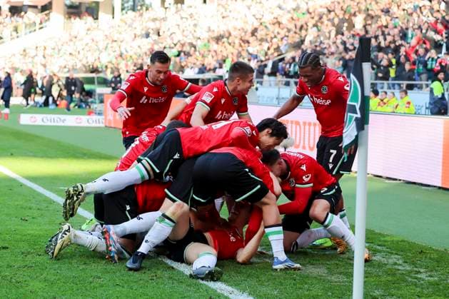 Marcel Halstenberg (Hannover 96) bejubelt seinen Treffer mit den Teamkollegen, 2. Bundesliga, Hannover 96 vs Karlsruher SC, Heinz von Heiden Arena am 02. November 2024 in Hannover, Deutschland. (Foto von Marco Steinbrenner DeFodi Images) Marcel Halstenberg (Hannover 96) celebrates his goal with teammates, 2. Bundesliga, Hannover 96 vs Karlsruher SC, Heinz von Heiden Arena, November 2, 2024 in Hanover, Germany. (Photo by Marco Steinbrenner DeFodi Images) DFB DFL REGULATIONS PROHIBIT ANY USE OF PHOTOGRAPHS AS IMAGE SEQUENCES AND OR QUASI-VIDEO. not used in POL SRB CRO FRA GBR NED ITA USA Defodi-700_hannover_ksc_20241102_053