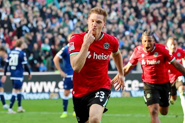 Sport Bilder des Tages Marcel Halstenberg (Hannover 96) bejubelt seinen Treffer zum 2:1, 2. Bundesliga, Hannover 96 vs Karlsruher SC, Heinz von Heiden Arena am 02. November 2024 in Hannover, Deutschland. (Foto von Marco Steinbrenner DeFodi Images) Marcel Halstenberg (Hannover 96) celebrates after scoring his teams second goal, 2. Bundesliga, Hannover 96 vs Karlsruher SC, Heinz von Heiden Arena, November 2, 2024 in Hanover, Germany. (Photo by Marco Steinbrenner DeFodi Images) DFB DFL REGULATIONS PROHIBIT ANY USE OF PHOTOGRAPHS AS IMAGE SEQUENCES AND OR QUASI-VIDEO. not used in POL SRB CRO FRA GBR NED ITA USA Defodi-700_hannover_ksc_20241102_060
