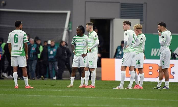 02.11.2024, xhbx, Fussball 2.Bundesliga, Spvgg Greuther Fuerth - SV Darmstadt 98 emspor, v.l. Spieler, Mannschaft von der Spvgg. Greuther Fuerth enttaeuscht, enttaeuscht schauend, dissapointed (DFL DFB REGULATIONS PROHIBIT ANY USE OF PHOTOGRAPHS as IMAGE SEQUENCES and or QUASI-VIDEO) Fuerth