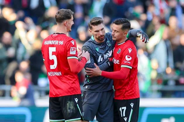 Phil Neumann (Hannover 96), Torhueter Ron-Robert Zieler (Hannover 96) und Bartlomiej Wdowik (Hannover 96) jubeln, 2. Bundesliga, Hannover 96 vs Karlsruher SC, Heinz von Heiden Arena am 02. November 2024 in Hannover, Deutschland. (Foto von Marco Steinbrenner DeFodi Images) Phil Neumann (Hannover 96), Torhueter Ron-Robert Zieler (Hannover 96) und Bartlomiej Wdowik (Hannover 96) cheer, 2. Bundesliga, Hannover 96 vs Karlsruher SC, Heinz von Heiden Arena, November 2, 2024 in Hanover, Germany. (Photo by Marco Steinbrenner DeFodi Images) DFB DFL REGULATIONS PROHIBIT ANY USE OF PHOTOGRAPHS AS IMAGE SEQUENCES AND OR QUASI-VIDEO. not used in POL SRB CRO FRA GBR NED ITA USA Defodi-700_hannover_ksc_20241102_062