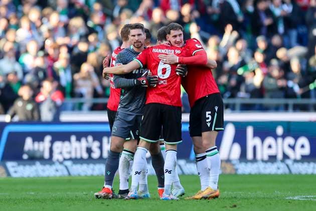 Torhueter Ron-Robert Zieler (Hannover 96), Fabian Kunze (Hannover 96) und Phil Neumann (Hannover 96) jubeln, 2. Bundesliga, Hannover 96 vs Karlsruher SC, Heinz von Heiden Arena am 02. November 2024 in Hannover, Deutschland. (Foto von Marco Steinbrenner DeFodi Images) Torhueter Ron-Robert Zieler (Hannover 96), Fabian Kunze (Hannover 96) und Phil Neumann (Hannover 96) cheer, 2. Bundesliga, Hannover 96 vs Karlsruher SC, Heinz von Heiden Arena, November 2, 2024 in Hanover, Germany. (Photo by Marco Steinbrenner DeFodi Images) DFB DFL REGULATIONS PROHIBIT ANY USE OF PHOTOGRAPHS AS IMAGE SEQUENCES AND OR QUASI-VIDEO. not used in POL SRB CRO FRA GBR NED ITA USA Defodi-700_hannover_ksc_20241102_063