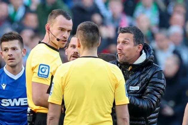 Trainer Christian Eichner (Karlsruher SC) diskutiert nach dem Schlusspfiff mit Schiedsrichter Richard Hempel ueber die Elfmeterentscheidung, 2. Bundesliga, Hannover 96 vs Karlsruher SC, Heinz von Heiden Arena am 02. November 2024 in Hannover, Deutschland. (Foto von Marco Steinbrenner DeFodi Images) Trainer Christian Eichner (Karlsruher SC) discusses the penalty decision with referee Richard Hempel after the final whistle, 2. Bundesliga, Hannover 96 vs Karlsruher SC, Heinz von Heiden Arena, November 2, 2024 in Hanover, Germany. (Photo by Marco Steinbrenner DeFodi Images) DFB DFL REGULATIONS PROHIBIT ANY USE OF PHOTOGRAPHS AS IMAGE SEQUENCES AND OR QUASI-VIDEO. not used in POL SRB CRO FRA GBR NED ITA USA Defodi-700_hannover_ksc_20241102_066