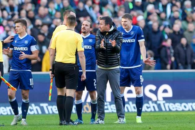 Trainer Christian Eichner (Karlsruher SC) diskutiert nach dem Schlusspfiff mit Schiedsrichter Richard Hempel ueber die Elfmeterentscheidung, 2. Bundesliga, Hannover 96 vs Karlsruher SC, Heinz von Heiden Arena am 02. November 2024 in Hannover, Deutschland. (Foto von Marco Steinbrenner DeFodi Images) Trainer Christian Eichner (Karlsruher SC) discusses the penalty decision with referee Richard Hempel after the final whistle, 2. Bundesliga, Hannover 96 vs Karlsruher SC, Heinz von Heiden Arena, November 2, 2024 in Hanover, Germany. (Photo by Marco Steinbrenner DeFodi Images) DFB DFL REGULATIONS PROHIBIT ANY USE OF PHOTOGRAPHS AS IMAGE SEQUENCES AND OR QUASI-VIDEO. not used in POL SRB CRO FRA GBR NED ITA USA Defodi-700_hannover_ksc_20241102_067