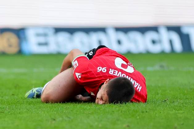Nicolo Tresoldi (Hannover 96) liegt nach einem Foulspiel verletzt auf dem Rasen, 2. Bundesliga, Hannover 96 vs Karlsruher SC, Heinz von Heiden Arena am 02. November 2024 in Hannover, Deutschland. (Foto von Marco Steinbrenner DeFodi Images) Nicolo Tresoldi (Hannover 96) Lies injured on the pitch after a foul, 2. Bundesliga, Hannover 96 vs Karlsruher SC, Heinz von Heiden Arena, November 2, 2024 in Hanover, Germany. (Photo by Marco Steinbrenner DeFodi Images) DFB DFL REGULATIONS PROHIBIT ANY USE OF PHOTOGRAPHS AS IMAGE SEQUENCES AND OR QUASI-VIDEO. not used in POL SRB CRO FRA GBR NED ITA USA Defodi-700_hannover_ksc_20241102_070