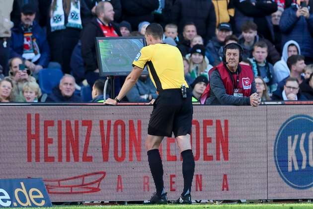 Schiedsrichter Richard Hempel schaut sich das Foulspiel an Nicolo Tresoldi (Hannover 96) auf dem Monitor an, 2. Bundesliga, Hannover 96 vs Karlsruher SC, Heinz von Heiden Arena am 02. November 2024 in Hannover, Deutschland. (Foto von Marco Steinbrenner DeFodi Images) Schiedsrichter Richard Hempel watches the foul on Nicolo Tresoldi (Hannover 96) on the monitor, 2. Bundesliga, Hannover 96 vs Karlsruher SC, Heinz von Heiden Arena, November 2, 2024 in Hanover, Germany. (Photo by Marco Steinbrenner DeFodi Images) DFB DFL REGULATIONS PROHIBIT ANY USE OF PHOTOGRAPHS AS IMAGE SEQUENCES AND OR QUASI-VIDEO. not used in POL SRB CRO FRA GBR NED ITA USA Defodi-700_hannover_ksc_20241102_071