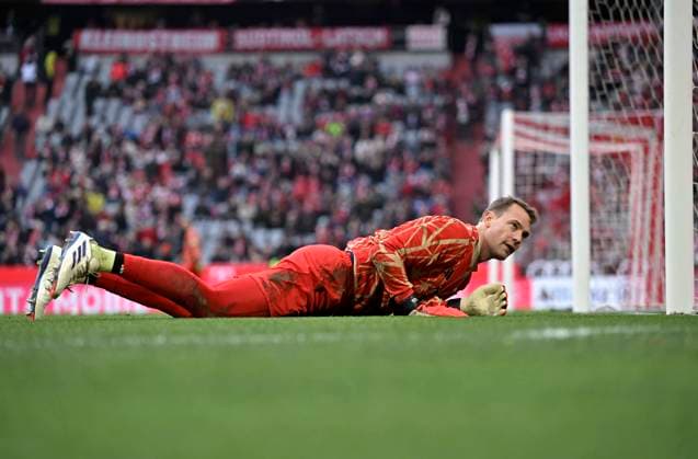 02.11.2024, Fussball 1. Bundesliga 2024 2025, 9. Spieltag, FC Bayern München - 1.FC Union Berlin, in der Allianz-Arena München, Torwart Manuel Neuer (FC Bayern München) beim Aufwärmen