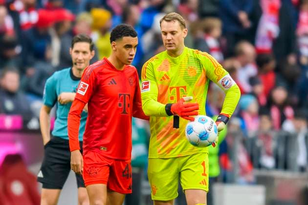 GER, DFB, FC Bayern Muenchen vs. 1. FC Union Berlin 02.11.2024, Allianz Arena, Muenchen, GER, DFB, FC Bayern Muenchen vs. 1. FC Union Berlin, im Bild Jamal Musiala (FCB 42) mit Manuel Neuer (FCB 1)