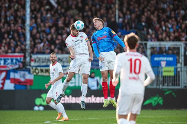 Sport Themen der Woche KW44 Sport Bilder des Tages Kopfballduell Luftzweikampf Patrick Mainka (1. FC Heidenheim, 06), Phil Harres (Holstein Kiel, 19) GER, Holstein Kiel vs. 1. FC Heidenheim, Fussball, Bundesliga, Spieltag 9, Saison 2024 25, 02.11.2024 DFL REGULATIONS PROHIBIT ANY USE OF PHOTOGRAPHS AS IMAGE SEQUENCES AND OR QUASI-VIDEO GER, Holstein Kiel vs. 1. FC Heidenheim, Fussball, Bundesliga, Spieltag 9, Saison 2024 25, 02.11.2024 Kiel *** Header duel aerial duel Patrick Mainka 1 FC Heidenheim, 06 , Phil Harres Holstein Kiel, 19 GER, Holstein Kiel vs 1 FC Heidenheim, Football, Bundesliga, Matchday 9, Season 2024 25, 02 11 2024 DFL REGULATIONS PROHIBIT ANY USE OF PHOTOGRAPHS AS IMAGE SEQUENCES AND OR QUASI VIDEO GER, Holstein Kiel vs 1 FC Heidenheim, Football, Bundesliga, Matchday 9, Season 2024 25, 02 11 2024 Kiel Copyright: xEibner-Pressefoto MarcelxvonxFehrnx EP_MFN