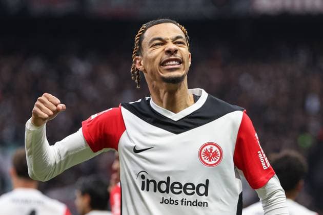 Fußball 1. Bundesliga - Eintracht Frankfurt - VfL Bochum am 02.11.2024 im Deutsche Bank Park in Frankfurt Jubel, Torjubel, Torschuetze, Torschütze Hugo Ekitike (Frankfurt 11) jubelt nach seinem Tor zum 1 zu 0