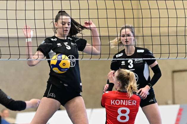 Volleyball I Frauen I Saison 2024-2025 I 2. Bundesliga Pro I 6. Spieltag I Hamburger SV - BayerVolleys Leverkusen I 2.11.2024 Der Ball kam leider von unten und der Punkt geht nach Leverkusen - Paula Schröer (5, BayerVolleys Leverkusen) bekommt den Ball von Zoe Konjer (8, ETV Hamburg) unter dem Netz in den Bauch gespielt Hamburg ETV Sporthalle Hamburg Deutschland Copyright: xLobeca AndreasxHannigx