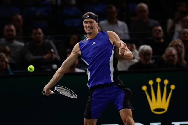 ROLEX PARIS MASTERS TENNIS 2024 Paris, 02.11.2024 Halbfinale, Holger Rune (DK) - Alexander Zverev (GER) v.l. Alexander Zverev (GER) spielt eine Vorhand. Copyright: AntonioxBorga