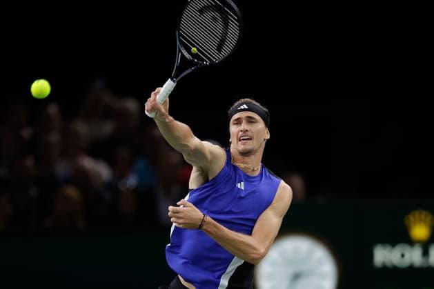 ROLEX PARIS MASTERS TENNIS 2024 Paris, 02.11.2024 Halbfinale, Holger Rune (DK) - Alexander Zverev (GER) v.l. Alexander Zverev (GER) spielt eine Vorhand. Copyright: AntonioxBorga