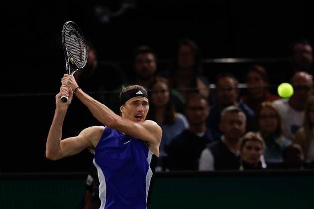 ROLEX PARIS MASTERS TENNIS 2024 Paris, 02.11.2024 Halbfinale, Holger Rune (DK) - Alexander Zverev (GER) v.l. Alexander Zverev (GER) spielt eine Vorhand. Copyright: AntonioxBorga