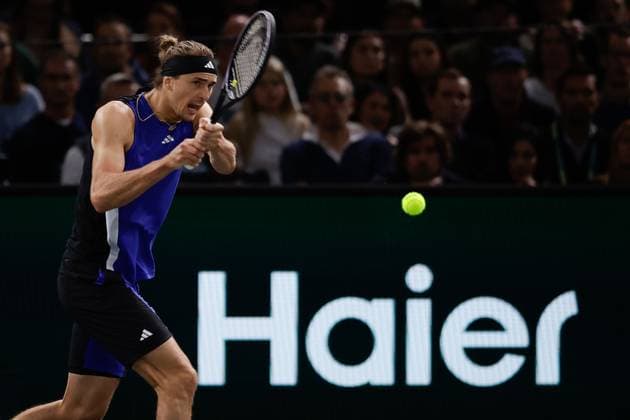 ROLEX PARIS MASTERS TENNIS 2024 Paris, 02.11.2024 Halbfinale, Holger Rune (DK) - Alexander Zverev (GER) v.l. Alexander Zverev (GER) spielt eine Vorhand. Copyright: AntonioxBorga