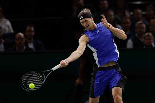 ROLEX PARIS MASTERS TENNIS 2024 Paris, 02.11.2024 Halbfinale, Holger Rune (DK) - Alexander Zverev (GER) v.l. Alexander Zverev (GER) spielt eine Vorhand. Copyright: AntonioxBorga
