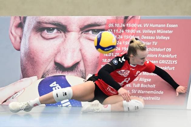 Volleyball I Frauen I Saison 2024-2025 I 2. Bundesliga Pro I 6. Spieltag I Hamburger SV - BayerVolleys Leverkusen I 2.11.2024 Zoe Konjer (8, ETV Hamburg) macht Werbung¦ Hamburg ETV Sporthalle Hamburg Deutschland Copyright: xLobeca AndreasxHannigx
