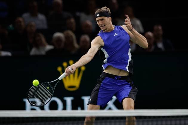 ROLEX PARIS MASTERS TENNIS 2024 Paris, 02.11.2024 Halbfinale, Holger Rune (DK) - Alexander Zverev (GER) v.l. Alexander Zverev (GER) spielt eine Vorhand. Copyright: AntonioxBorga