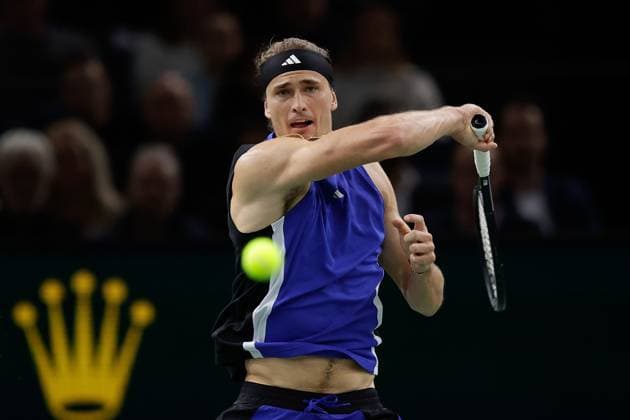 ROLEX PARIS MASTERS TENNIS 2024 Paris, 02.11.2024 Halbfinale, Holger Rune (DK) - Alexander Zverev (GER) v.l. Alexander Zverev (GER) spielt eine Vorhand. Copyright: AntonioxBorga
