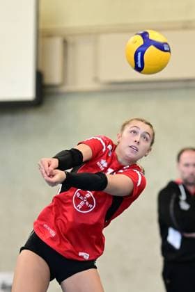 Volleyball I Frauen I Saison 2024-2025 I 2. Bundesliga Pro I 6. Spieltag I Hamburger SV - BayerVolleys Leverkusen I 2.11.2024 Freisteller Tessa Müller (1, BayerVolleys Leverkusen) Ballannahme Hamburg ETV Sporthalle Hamburg Deutschland Copyright: xLobeca AndreasxHannigx