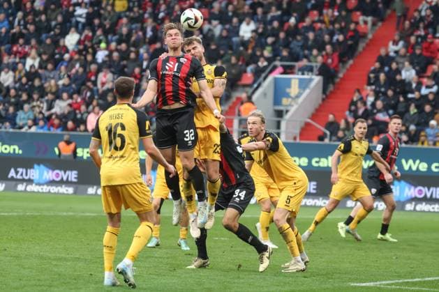 Sport Themen der Woche KW44 Sport Bilder des Tages 3. Liga; FC Ingolstadt 04 - Dynamo Dresden; Zweikampf Kampf um den Ball Simon Lorenz (32, FCI) Bünning Lars (23 DD) Heise Philip (16 DD) Sapina Vinko (5 DD) 3. Liga - FC Ingolstadt 04 Dynamo Dresden Saison 2024 2025 *** 3 Liga FC Ingolstadt 04 Dynamo Dresden duel Battle for the ball Simon Lorenz 32, FCI Bünning Lars 23 DD Heise Philip 16 DD Sapina Vinko 5 DD 3 Liga FC Ingolstadt 04 Dynamo Dresden Season 2024 2025