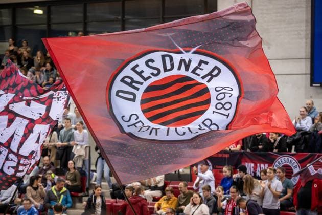 Fans mit Dresdner - Fahne GER, Allianz MTV Stuttgart vs. Dresdner SC Volleyball Bundesliga, VBL, Spielzeit 2024 2025, 02.11.2024 GER, Allianz MTV Stuttgart vs. Dresdner SC Volleyball Bundesliga, VBL, Spielzeit 2024 2025, 02.11.2024 Stuttgart Copyright: xSandyxDinkelackerx EP_SDR