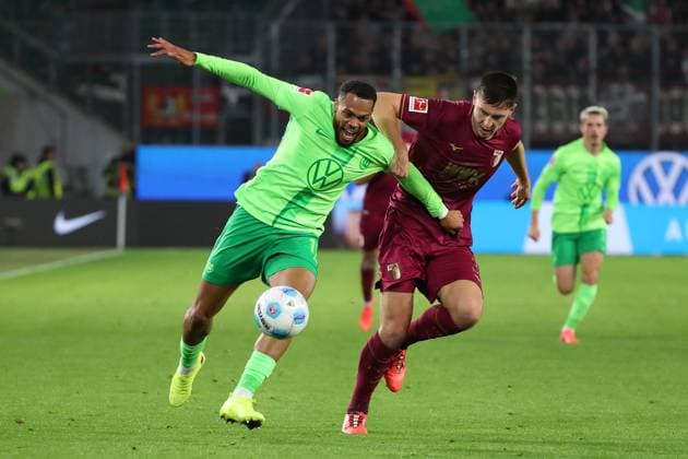 VfL vs. Augsburg, 1. BL Wolfsburg, 02.11.2024, FUßBALL - VfL Wolfsburg vs. FC Augsburg, 1. BL, Saison 2024 25. Lukas Nmecha (VfL Wolfsburg), Keven Schlotterbeck (FC Augsburg) Wolfsburg
