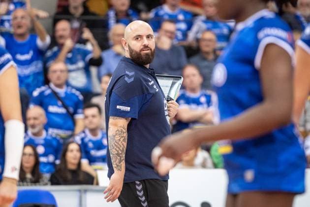 Konstantin Bitter (Trainer Allianz MTV Stuttgart) - kritischer Blick GER, Allianz MTV Stuttgart vs. Dresdner SC Volleyball Bundesliga, VBL, Spielzeit 2024 2025, 02.11.2024 GER, Allianz MTV Stuttgart vs. Dresdner SC Volleyball Bundesliga, VBL, Spielzeit 2024 2025, 02.11.2024 Stuttgart Copyright: xSandyxDinkelackerx EP_SDR
