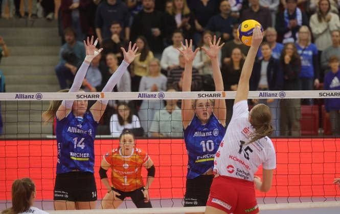 Stuttgart , Volleyball Bundesliga Frauen, Allianz MTV Stuttgart vs Dresdner SC , von links: Kelsey Veltman Jolien Knollema ( Stgt ) Marta Levainska ( Dresden )